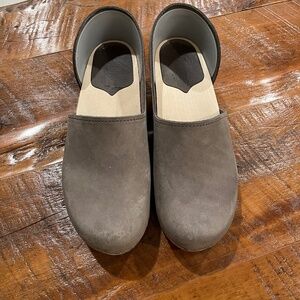 Sandgen Brett low closed-back clogs in Stone